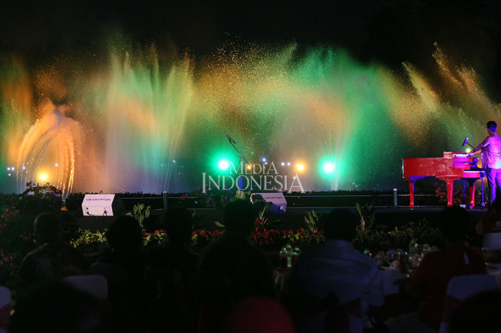 Air mancur yang diberi nama Monas Jakarta Fountain itu dapat mengeluarkan konfigurasi semburan air yang sesuai dengan musik yang mengiringinya.