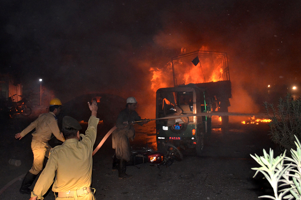 Dilansir Reuters, Minggu (13/8/2017), ledakan dahsyat tersebut terjadi saat patroli pasukan militer melewati lokasi kejadian. Pejabat lokal Sarfaz Bugti menduga pasukan patroli tersebut sudah menjadi target.