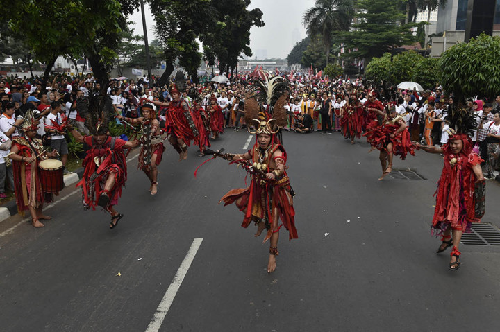 Seniman menampilkan tarian Kabasaran asal Minahasa dalam acara Tunjukkan Indonesiamu! di kawasan Senayan, Jakarta.