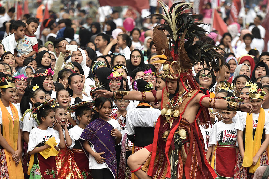 Sejumlah peserta flashmob tari tradisional menyaksikan tarian Kabasaran asal Minahasa dalam acara Tunjukkan Indonesiamu! di kawasan Senayan