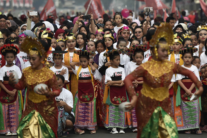 Tunjukkan Indonesiamu! menampilkan tujuh tarian tradisional Indonesia, diantaranya Tari Sirih Kuning (Betawi), Tari Puspanjali (Bali), Tari Maumere (NTT), Tari Tor-tor (Sumatera Utara), Tari Giring-giring (Kalimantan) dan Tari Yamko (Papua) merupakan kegiatan menari bersama dengan mengajak seluruh lapisan masyarakat berpartisipasi dalam Gerakan Cinta Budaya Indonesia.