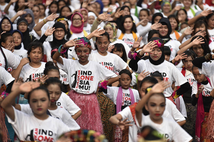 Peserta flashmob membawakan tari tradisional dalam acara Tunjukkan Indonesiamu! di kawasan Senayan, Jakarta.