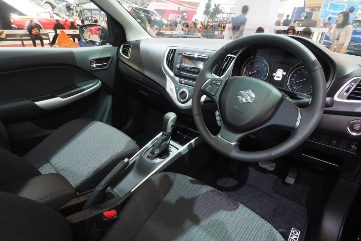 Selain tombol ignition di sudut kanan, di dashboard terdapat MP3 dan CD player dengan koneksi Apple CarPlay. Ada dual airbag untuk pengemudi dan penumpang depan.