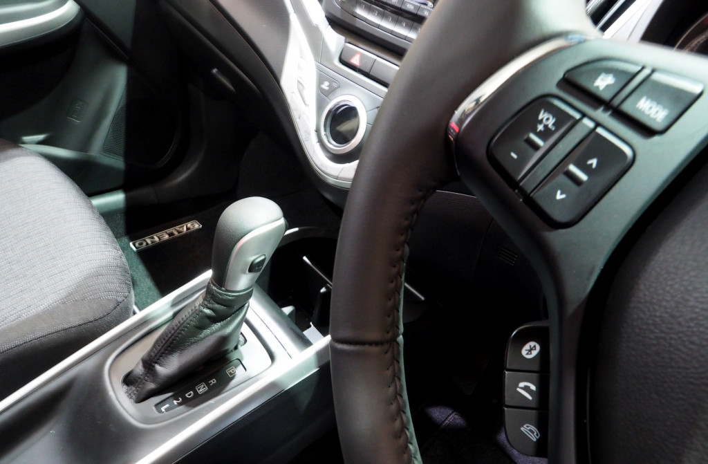 Ditawarkan dalam opsi transmisi matic 4 percepatan dan manua 5 percepatan. Di lingkar kemudinya disematkan tuas aktifivasi speakerphone dan audio system dengan speaker aktif X2 yang membahana.