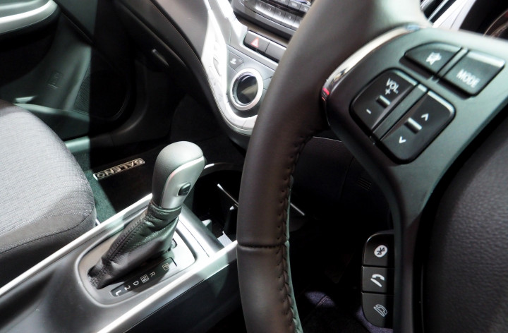 Ditawarkan dalam opsi transmisi matic 4 percepatan dan manua 5 percepatan. Di lingkar kemudinya disematkan tuas aktifivasi speakerphone dan audio system dengan speaker aktif X2 yang membahana.