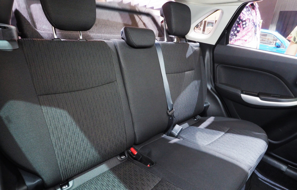 Hatchback dengan wheelbase 2520 mm ini punya legroom yang lega untuk kabin belakang. Sandaran jok yang terasa agar terlalu tegak ini bisa dilipat ke depan untuk menambah kapasitas angkut bagasi. 