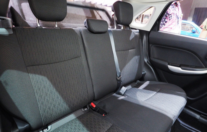 Hatchback dengan wheelbase 2520 mm ini punya legroom yang lega untuk kabin belakang. Sandaran jok yang terasa agar terlalu tegak ini bisa dilipat ke depan untuk menambah kapasitas angkut bagasi. 