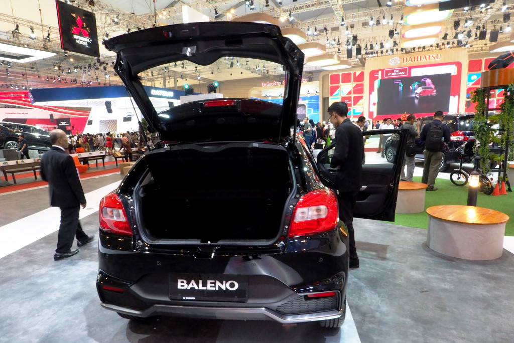 Kapasitas angkut bagasi cukup besar, sekitar 400 liter. Walau sandaran jok belakang tak bisa dilipat hingga rata dengan lantai, tapi sudah cukup menghasikan ruang angkut hampir 900 liter. 