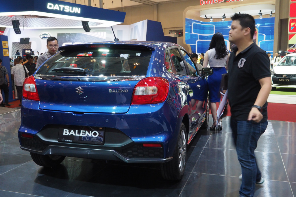 Tampilan buritan terkesan kalem, sama seperti fasad depan. Mengandalkan suspensi coil spring MacPherson (depan) dan torsion beam (belakang) mampu memberi keseimbangan dan meredam saat melewati medan bergelombang.
