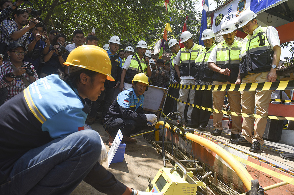 Menteri ESDM Ignasius Jonan didampingi Direktur Utama PGN Jobi Triananda meninjau pembangunan jaringan gas kota di Mojokerto, Jawa Timur.