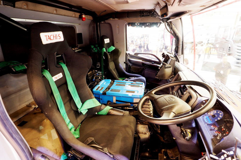 Interior trondol khas kendaraan balap. Kabin juga diperkuat dengan rollbar. Pengemudi dan co-driver duduk di bucket seat dengan sabuk pengamanan enam titik. 