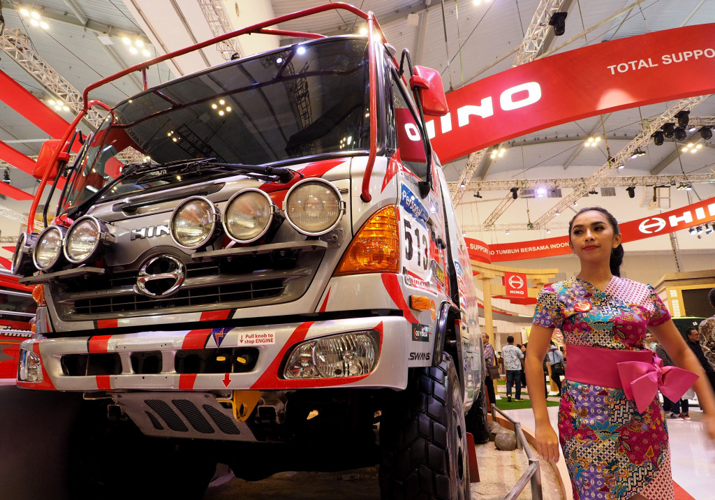 Ukuran dan modelnya sama persis dengan truk yang Hino pasarkan di Indonesia. Hanya penggunaan rollcage dan deretan lampu kabut ukuran jumbo.