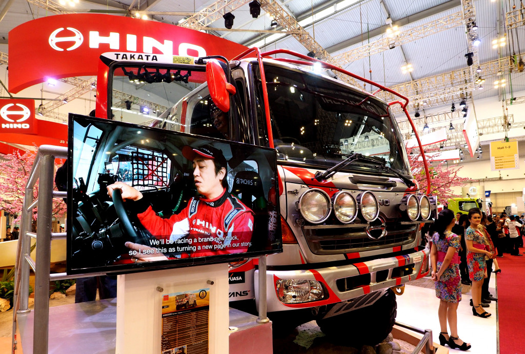 Yoshi Sugawara adalah salah satu pereli truk yang Hino andalkan dalam Dakar Rally dan Slik Road Rally yang menempuh jarak belasan ribu kilometer. 