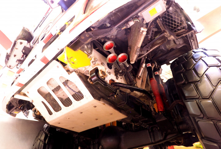 Skid plate dan suspensi khusus kompetisi yang sesuai kebutuhan reli. Hino mulai berpartisipasi dalam Dakar Rally pada 1991 dan selalu berhasil masuk finish.  