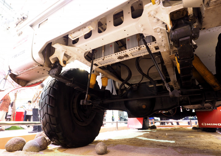 Dua buah kotak aki pemasok listrik diletakkan di kolong belakang. Sejak 2010 tim Hino mempertahankan gelar sebagai juara umum kelas di bawah 10.0 liter.