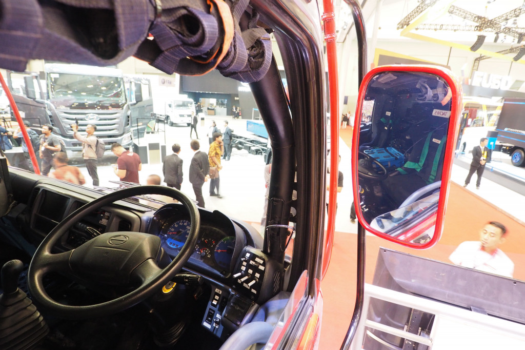 Tetap menggunakan cargonet untuk pengaman, meski kaca jendela masih berfungsi.