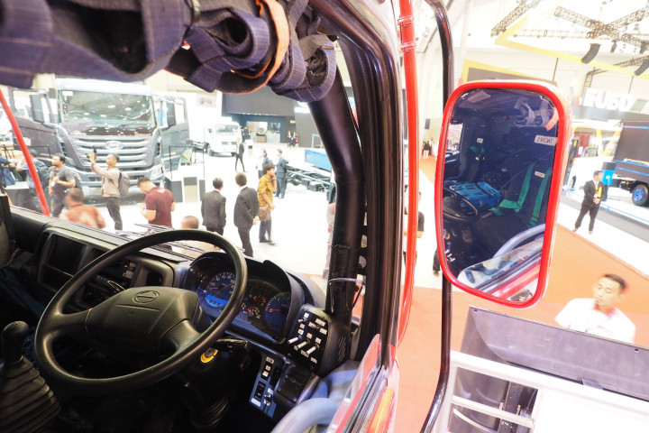 Tetap menggunakan cargonet untuk pengaman, meski kaca jendela masih berfungsi.