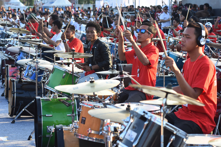 Sebanyak 1.015 musisi Jatim dari berbagai genre memecahkan rekor Museum Rekor Indonesia (MURI) dalam Road to Soundrenaline 2017 di Lapangan Makodam V Brawijaya, Surabaya, Jawa Timur, Minggu (13/8/2017).