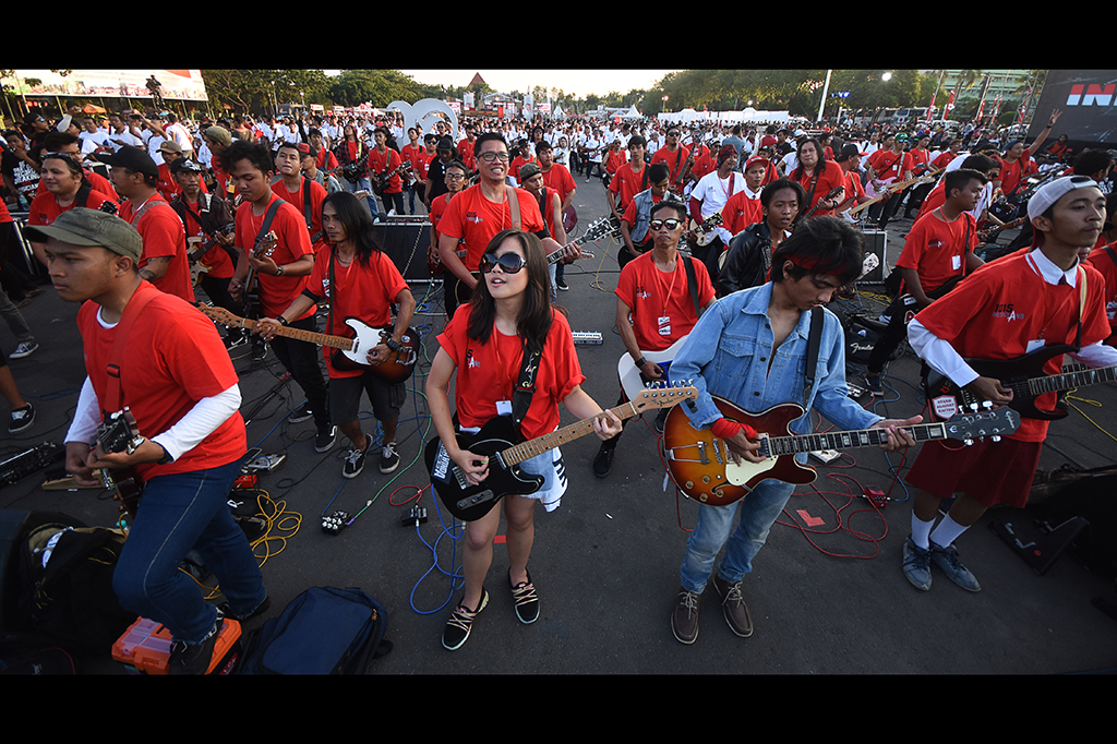 1.015 musisi terdiri dari 203 penabuh drum, 497 gitaris, dan 312 vokalis yang berpartisipasi, ditambah dengan Ari Lasso dan Musikima. Mereka akan memainkan dan menyanyikan lagu yang sangat fenomenal Kebyar-Kebyar dan Rumah Kita. 

