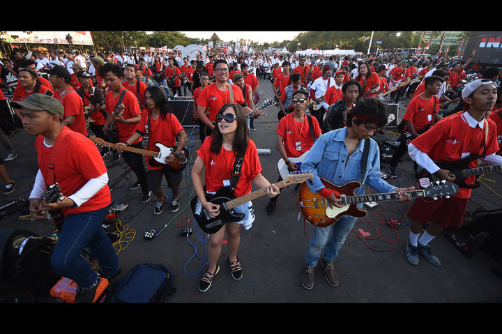 1.015 musisi terdiri dari 203 penabuh drum, 497 gitaris, dan 312 vokalis yang berpartisipasi, ditambah dengan Ari Lasso dan Musikima. Mereka akan memainkan dan menyanyikan lagu yang sangat fenomenal Kebyar-Kebyar dan Rumah Kita. 
