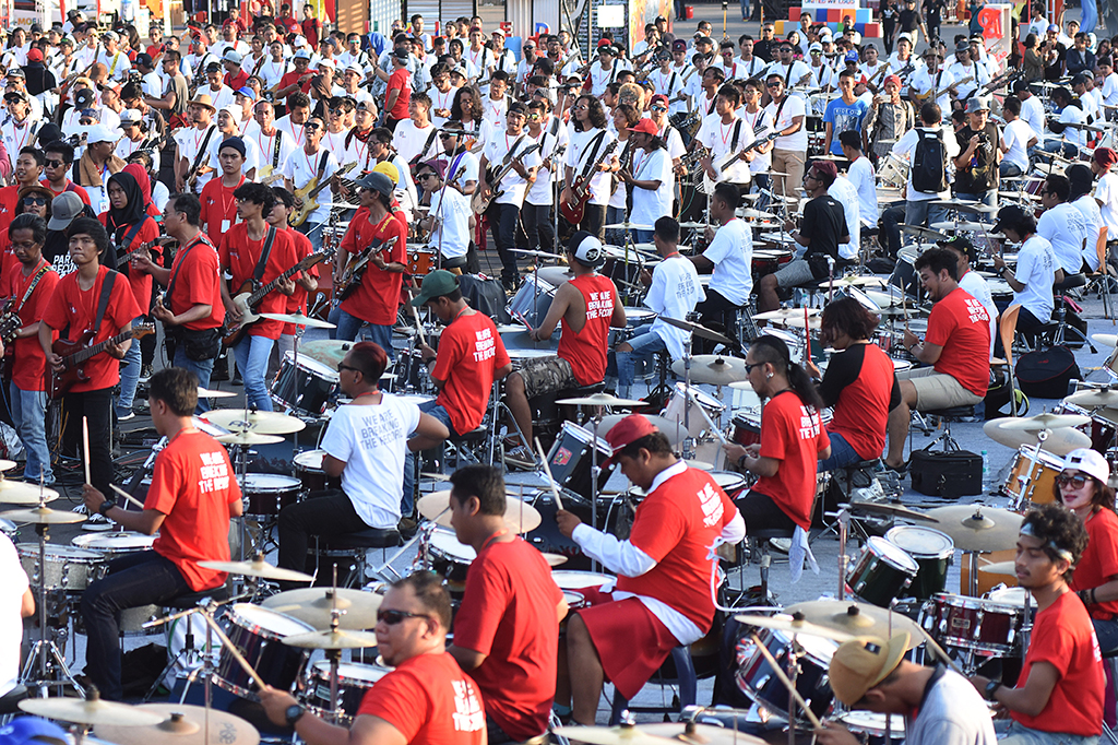 MURI dan Guinness Book of World Record juga mencatatnya sebagai sebuah pertunjukan musik dengan jumlah peserta terbanyak mengalahkan ajang serupa di Brasil dan China.
