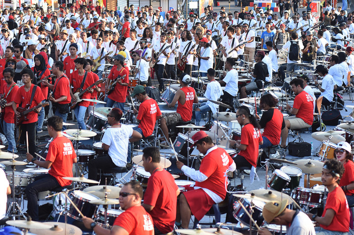 MURI dan Guinness Book of World Record juga mencatatnya sebagai sebuah pertunjukan musik dengan jumlah peserta terbanyak mengalahkan ajang serupa di Brasil dan China.