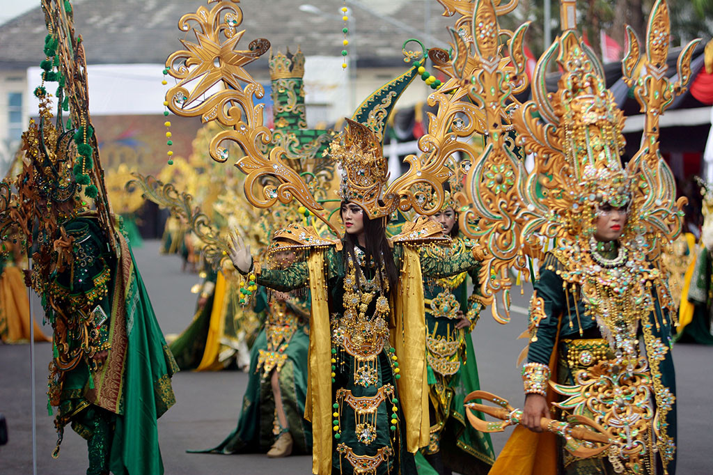 Peserta mengenakan kostum Sriwijaya saat tampil di Jember Fashion Carnaval (JFC) ke-16 di Jember, Jawa Timur.