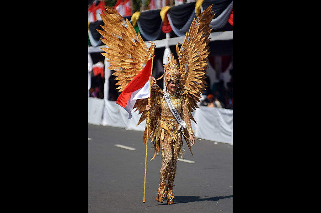 Putri Indonesia 2017 Bunga Jelitha Ibrani mengenakan kostum Garuda Emas saat tampil di Jember Fashion Carnaval (JFC) ke-16 di Jember, Jawa Timur. JFC ke-16 bertema Victory atau Kemenangan menampilkan delapan defile yang kostumnya pernah memenangkan kostum terbaik di sejumlah kontes dunia, seperti kostum Borobudur, Bali, dan Borneo.