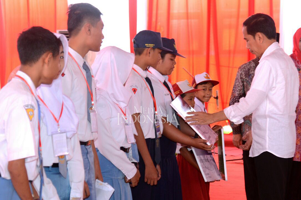 Dari 1.725 Rinciannya yakni, SD sebanyak 500 siswa, SMP 473 siswa. Selain itu SMA 300 siswa, SMK 300 siswa, warga belajar program kesetaraan paket c dan b 152 siswa.