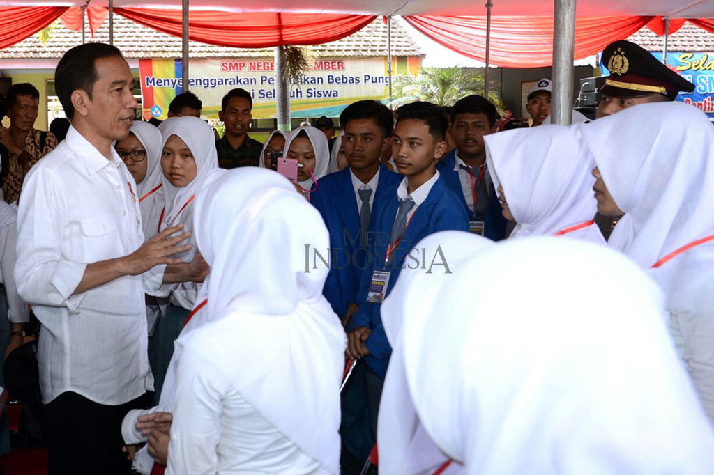 Dalam rincian tersebut Jokowi menjelaskan besar bantuan yang  di terima siswa adalah Rp 450 ribu untuk siswa SD, Rp750 ribu untuk siswa SMP dan Rp 1 juta untuk siswa SMA/SMK.