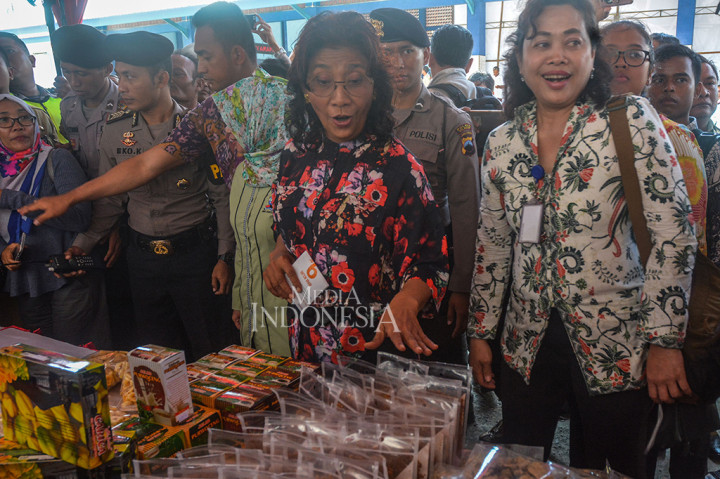 
Menteri kelautan dan perikanan Susi Pudjiastuti memberi materi penjelasan mengenai sinergi kementerian dalam mengangkat ekonomi rakyat melalui inklusi keuangan, di tempat Pelelangan Ikan (TPI) Pelabuhan Perikanan Samudra (PPS) Cilacap, Jawa Tengah.