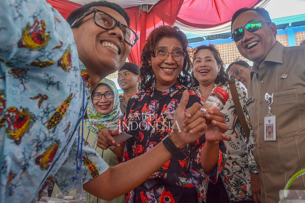 Susi juga mengatakan jika dana bergulir tersebut bisa ditambah oleh kementerian. Asalkan seluruh kapal besar bisa masuk ke lokasi TPI untuk menambah pendapatan KUD dan nelayan.