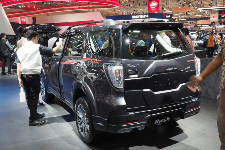 Di pintu belakangnya tidak ada lagi 'konde' ban serep. Panjang keseluruhan Rush menjadi lebih pendek sekitar tiga sentimeter dibanding sebelumnya. 