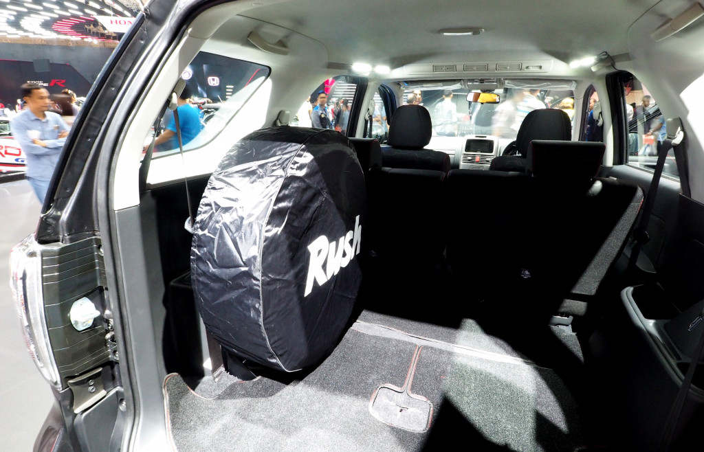 Ban serep dipindahkan tempat penyimpanannya ke sisi kiri ruang bagasi. Bila mobil lebih sering dikendarai seorang diri, penempatan seperti membuat postur tidak cenderung miring ke kanan.