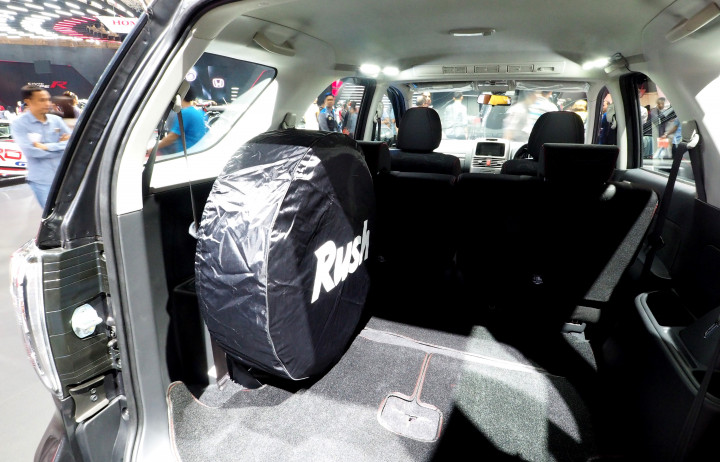 Ban serep dipindahkan tempat penyimpanannya ke sisi kiri ruang bagasi. Bila mobil lebih sering dikendarai seorang diri, penempatan seperti membuat postur tidak cenderung miring ke kanan.