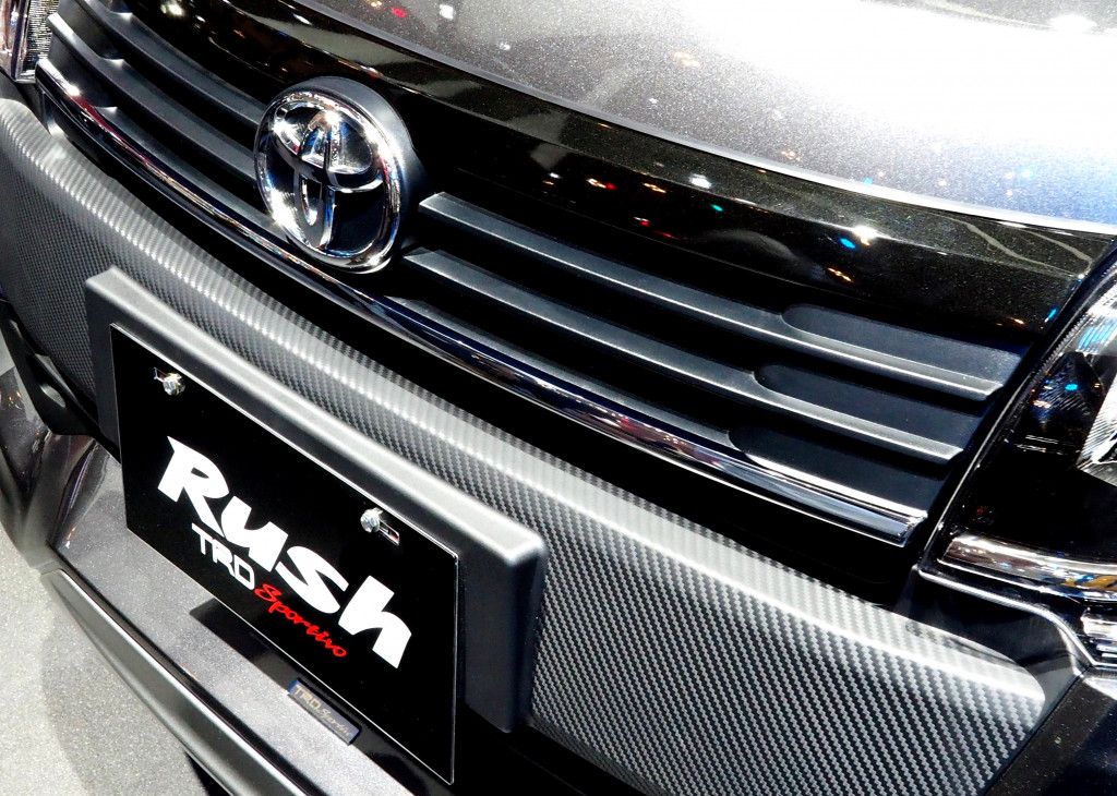 Detail motif karbon membuat gagah bumper depan. Detail kecil ini merupakan bagian kit dari TRD Sportivo. 