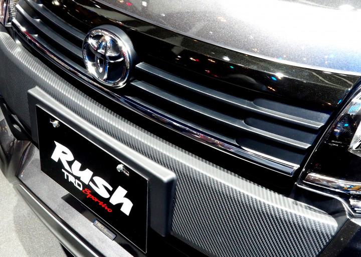 Detail motif karbon membuat gagah bumper depan. Detail kecil ini merupakan bagian kit dari TRD Sportivo. 