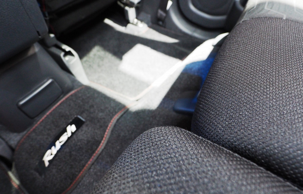 Ban serep di ruang bagasi juga menahan jok baru kedua sisi kiri tidak dapat dimundurkan maksimal untuk menambah leg room. Perhatian selisihnya dengan jok kanan dalam posisi mundur maksimal.  