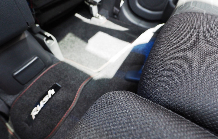 Ban serep di ruang bagasi juga menahan jok baru kedua sisi kiri tidak dapat dimundurkan maksimal untuk menambah leg room. Perhatian selisihnya dengan jok kanan dalam posisi mundur maksimal.  