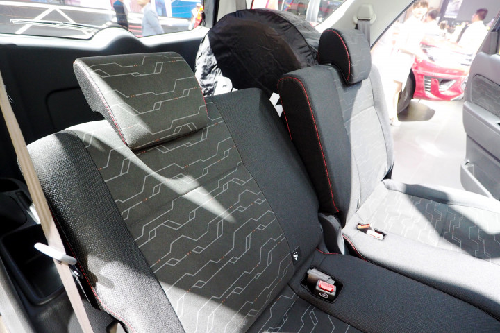 Akibat tertahan ban serep, sandaran jok baris kedua sisi kiri tidak dapat direbahkan secara penuh. Perhatian selisihnya dengan jok kanan yang sandaraanya direbahkan maksimal.  