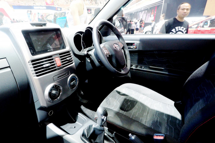 Layout dahsboard plastik kerasnya masih sama. Lingkar kemudinya belum dibungkus kulit agar lebih nyaman digenggam. 