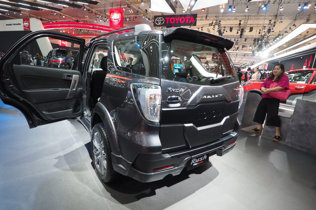 Walau tanpa konde, pintu belakang tidak lantas mulus. Di tengah terdapat tutup lingkaran yang merupakan asesoris add-on dari bahan fiberglass. Artinya di daun pintu masih terdapat coakan wadah ban serep,  