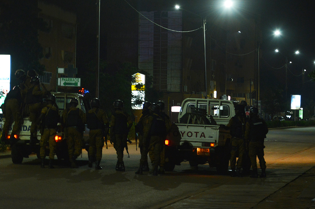 Otoritas Burkina Faso menyebut, sedikitnya 17 orang tewas dan 8 orang luka-luka dalam insiden ini. Dandjinou menyebut jumlah itu masih sementara, karena operasi keamanan terus berlanjut. Beberapa orang diketahui masih terjebak di dalam gedung restoran tersebut. 