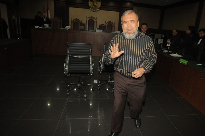 Jaksa Penuntut Umum (JPU) menuntut Patrialis Akbar 12,5 tahun penjara serta membayar denda Rp 500 juta subsider 6 bulan kurungan. 
