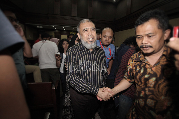 Menurut jaksa, Patrialis terbukti menerima hadiah atau janji dari Basuki Hariman Dan Ng Feny selaku pemohon perkara nomor 129/PUU-XIII/2015 terkait permohonan uji materi UU no 41/2014 tentang Peternakan dan Kesehatan Hewan. Hal itu dibuktikan dari pemberian sejumlah uang dari Basuki Hariman dan Ng Fenny melalui Kamaludin. 