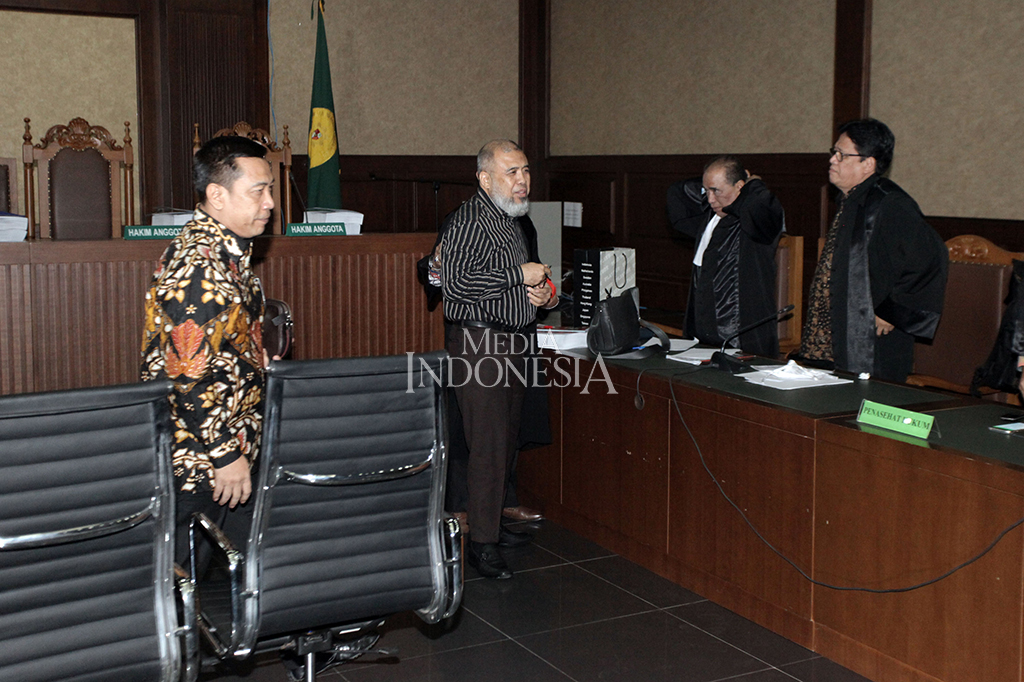 Sementara itu, orang dekat Patrialis Akbar, Kamaludin dituntut hukuman penjara 8 tahun penjara dan denda Rp 250 juta subsider 3 bulan kurungan.