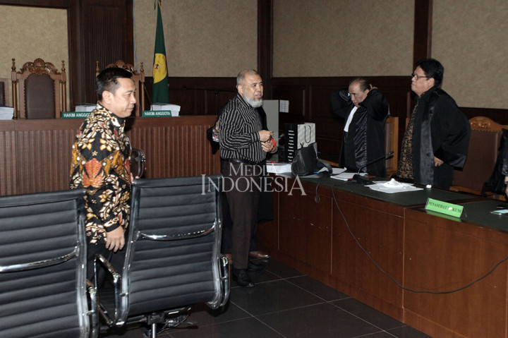 Sementara itu, orang dekat Patrialis Akbar, Kamaludin dituntut hukuman penjara 8 tahun penjara dan denda Rp 250 juta subsider 3 bulan kurungan.