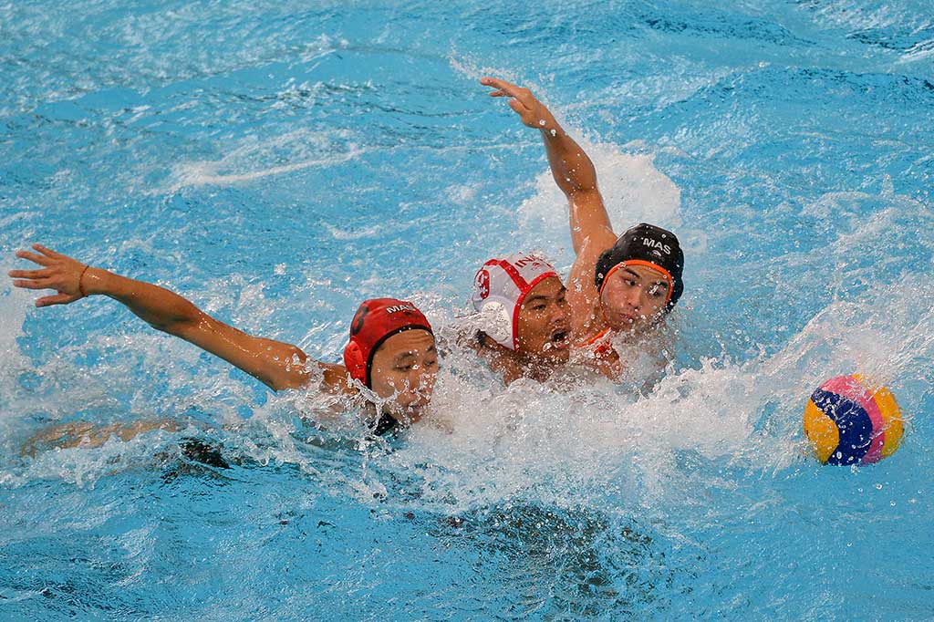 Atlet polo air Indonesia Delvin Felliciano (tengah) berebut bola dengan atlet polo air Malaysia Hor Jia Yang (kiri) dan Anderson Wong Yon pada laga perdana Polo Air SEA Games XXIX di National Aquatic Centre, Kawasan Stadion Bukit Jalil, Kuala Lumpur, Malaysia, Selasa (15/8/2017). Tim Merah Putih mampu membuka keunggulan lewat gol Delvin Peliciano.