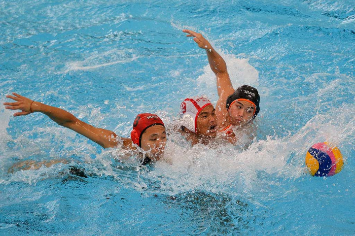 Atlet polo air Indonesia Delvin Felliciano (tengah) berebut bola dengan atlet polo air Malaysia Hor Jia Yang (kiri) dan Anderson Wong Yon pada laga perdana Polo Air SEA Games XXIX di National Aquatic Centre, Kawasan Stadion Bukit Jalil, Kuala Lumpur, Malaysia, Selasa (15/8/2017). Tim Merah Putih mampu membuka keunggulan lewat gol Delvin Peliciano.