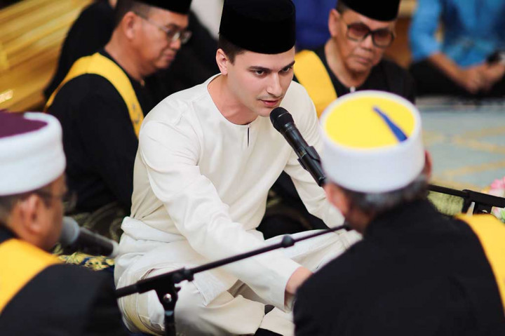 Pria Belanda Dennis Muhammad Abdullah mengucapkan ijab kabul kepada Putri Tunku Tun Aminah Sultan Ibrahim, satu-satunya putri Sultan Johor, pada pesta pernikahan mereka di Istana Bukit Serene, Johor Bahru, Malaysia, Senin (14/8/2017). Dennis telah menjadi mualaf sejak 2015 lalu.